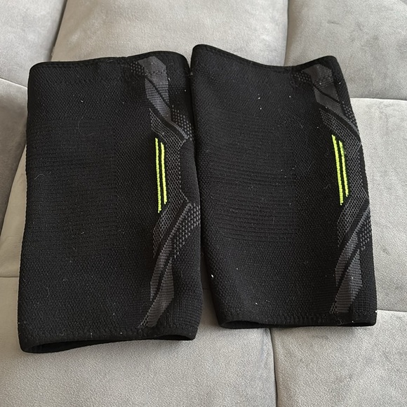 Knee Sleeves includes two size small - Picture 2 of 6
